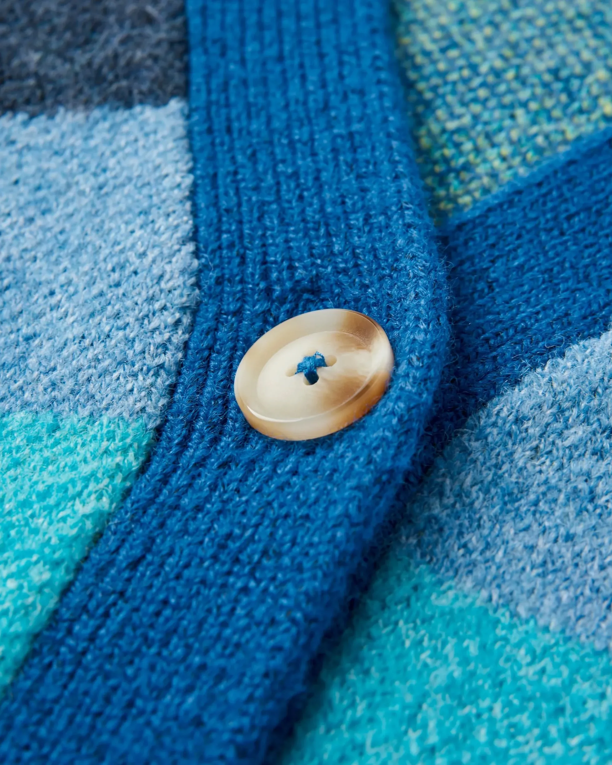 Women's Scenic Knitted Cardigan